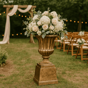 Arany kaspó posztamensen esküvői dekorációként