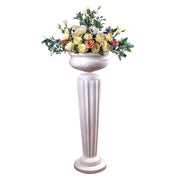 Fehér oszlopon álló kaspó virágkompozícióval, elegáns enteriőrben