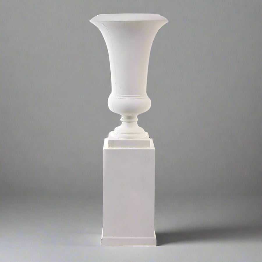 Fehér óriás kaspó elegáns posztamens talapzaton, stúdiófotón, semleges szürke háttérrel.