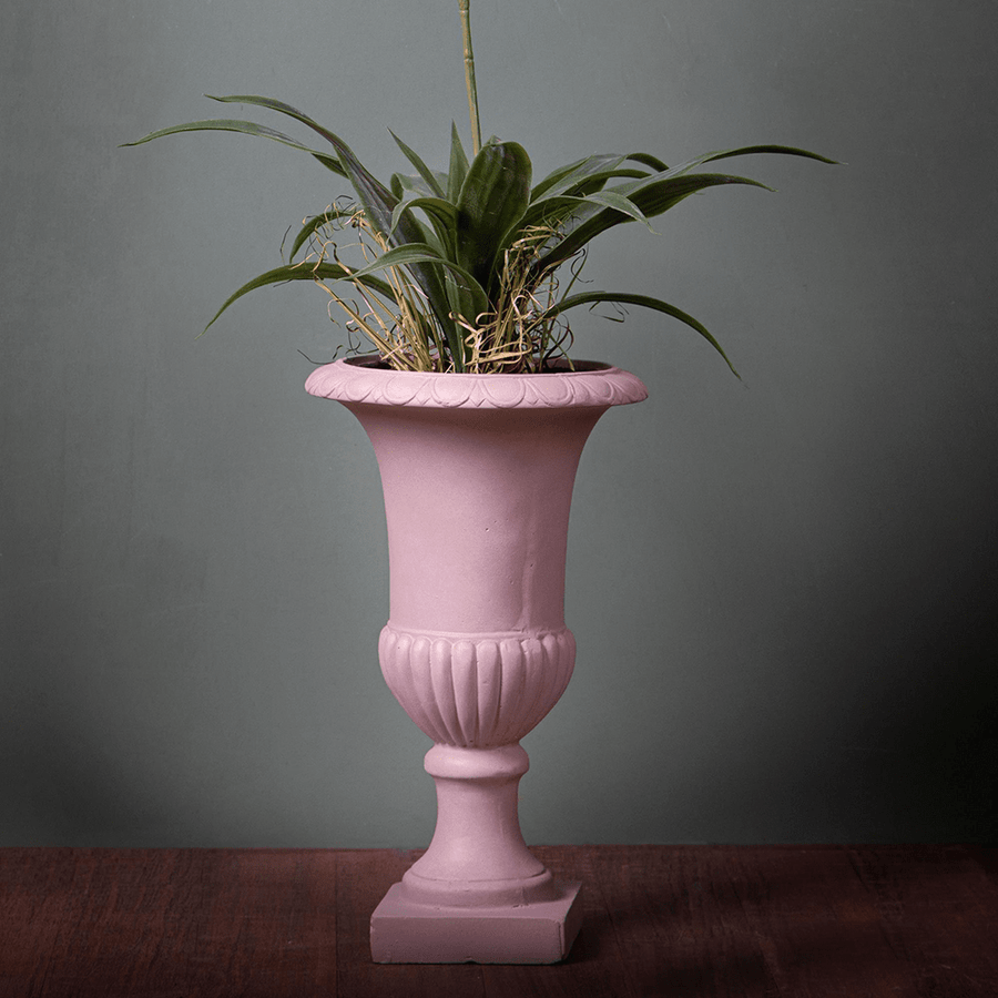 England homokszínű kaspó növénnyel, vintage enteriőrbe illesztve