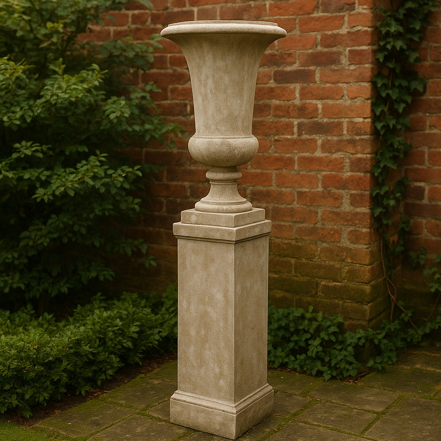 Elegáns óriás kaspó posztamenssel, klasszikus formavilággal és időtálló kialakítással.