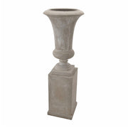 Homokszínű klasszikus kaspó posztamensen az England kollekcióból, 136 cm magas, műgyanta kivitelben.