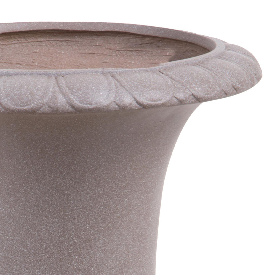 Taupe színű, klasszikus formavilágú, talpas nagy kaspó.