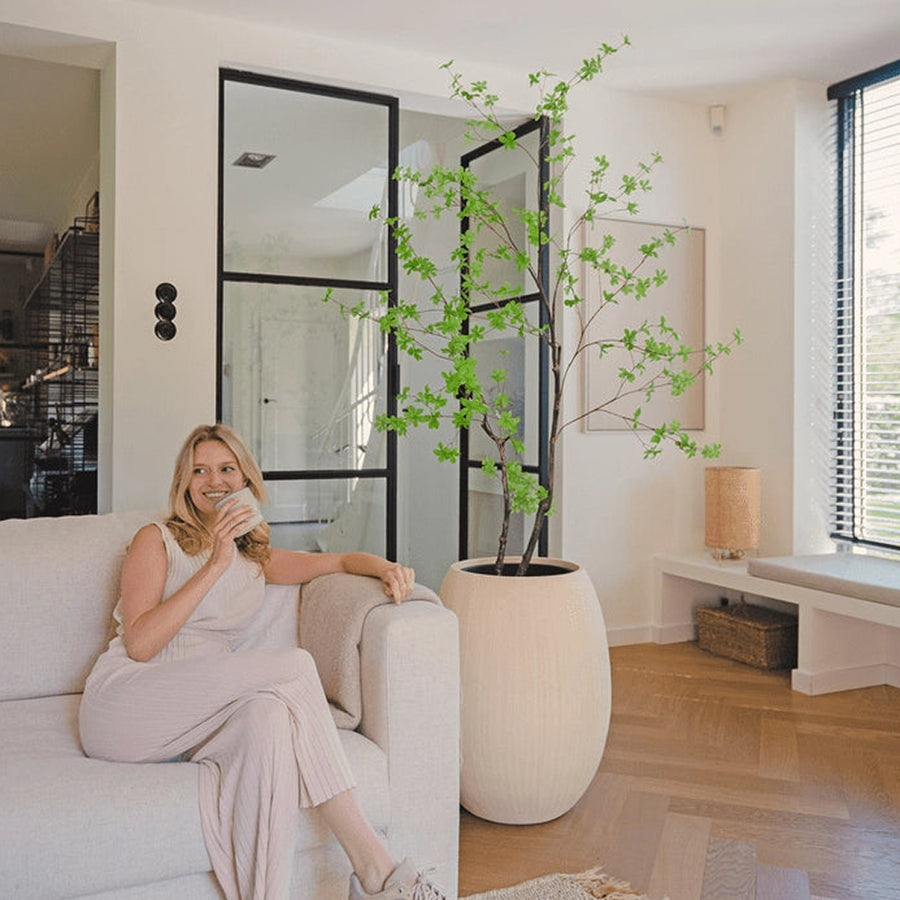 Enkianthus mű csengőbojt fa modern nappaliban kaspóban elhelyezve