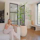 Enkianthus mű csengőbojt fa modern nappaliban kaspóban elhelyezve