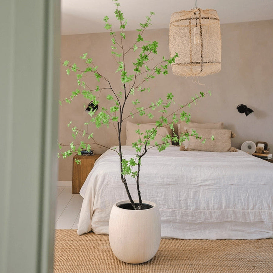 Enkianthus mű fa világos japandi hálószobában kaspóban elhelyezve