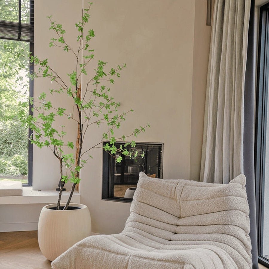 Magas Enkianthus mű növény modern nappaliban ablak mellett