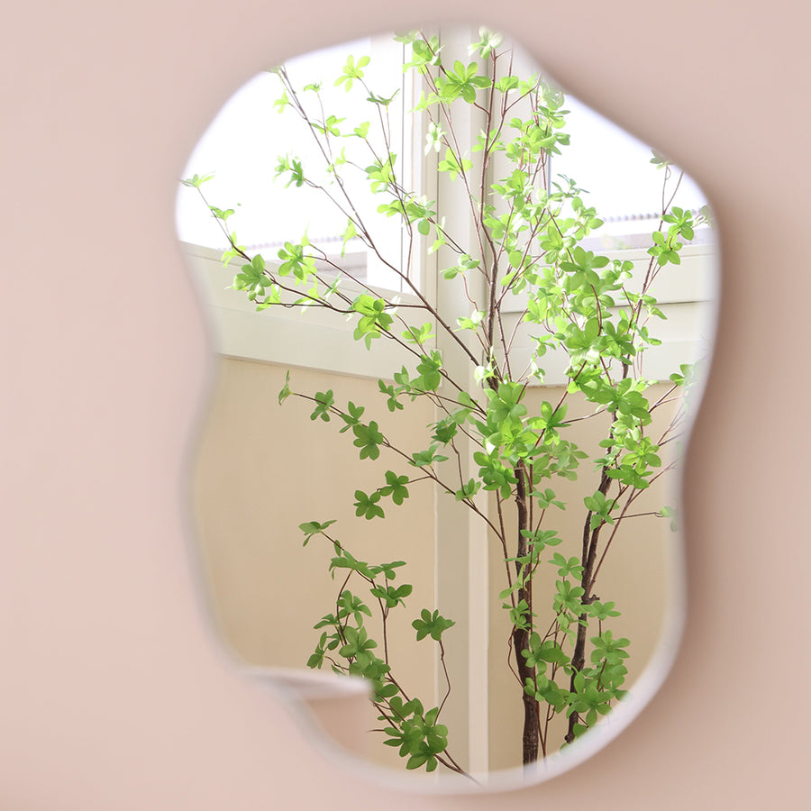 Enkianthus mű fa dekoratív nézetben tükrön keresztül enteriőrben