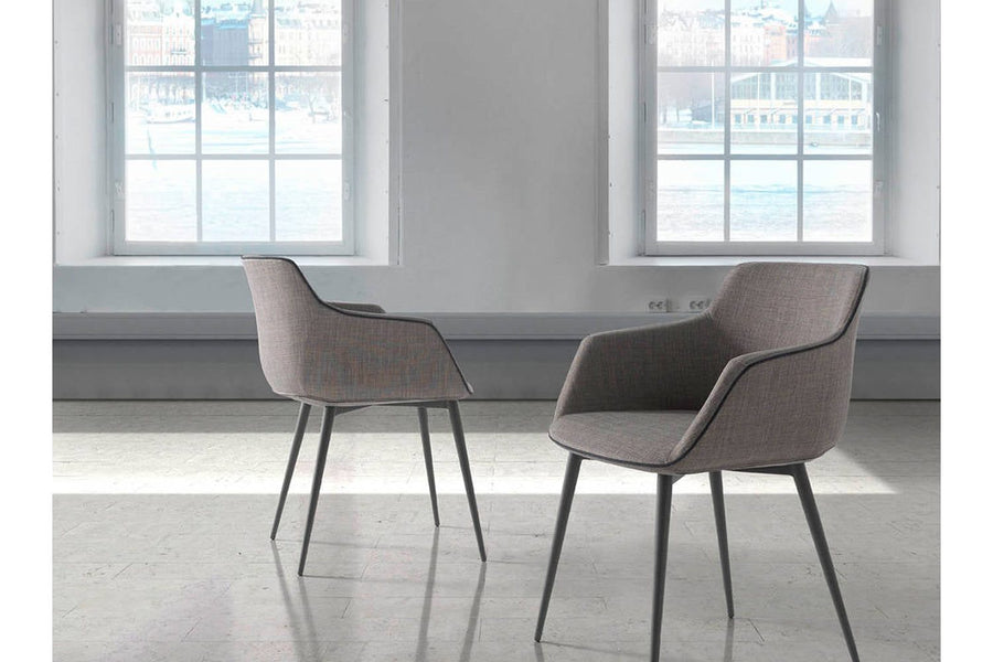 Szürke színű szövettel kárpitozott, acél szerkezetű, formatervezett dizájn étkezőszék.