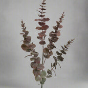 Elegáns, sűrű levélzettel rendelkező mű eukaliptusz ág természetes hatású elrendezésben.