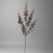 A teljes 95 cm magas mű eukaliptusz ág szürke háttér előtt, álló elrendezésben.