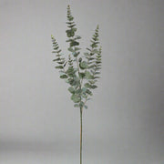 A teljes 95 cm magas mű eukaliptusz ág szürke háttér előtt, álló elrendezésben.