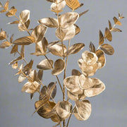 Aranyszínű, mű eukaliptusz ág.