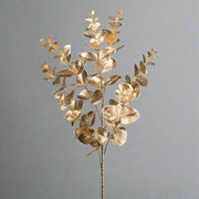 Aranyszínű, mű eukaliptusz ág.