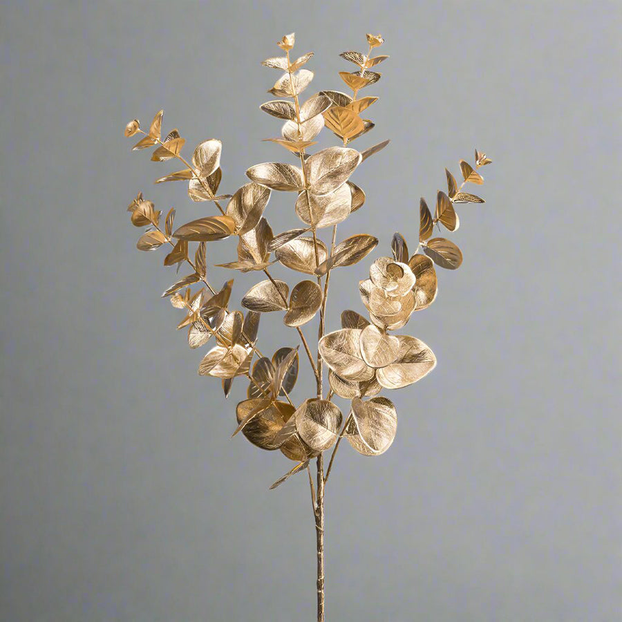 Aranyszínű, mű eukaliptusz ág.