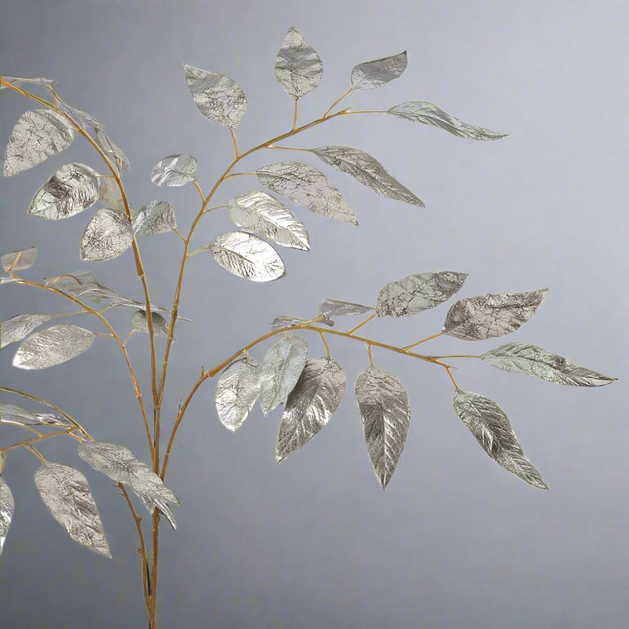 Fényes felületű, ezüstszínű,, mű eukaliptusz ág.