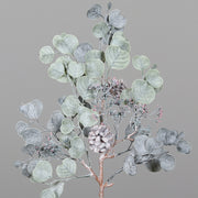 Élethű mű eukaliptusz levelek és fenyőtoboz deres felülettel, részletgazdag kidolgozásban.