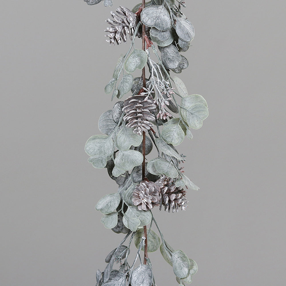 Részlet az eukaliptusz mix mű girlandból, élethű levelekkel és deres tobozokkal.