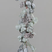 Részlet az eukaliptusz mix mű girlandból, élethű levelekkel és deres tobozokkal.