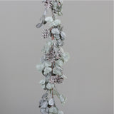 Deres hatású, 130 cm hosszú eukaliptusz mix mű girland fenyőtoboz díszítéssel, rusztikus hangulatban.