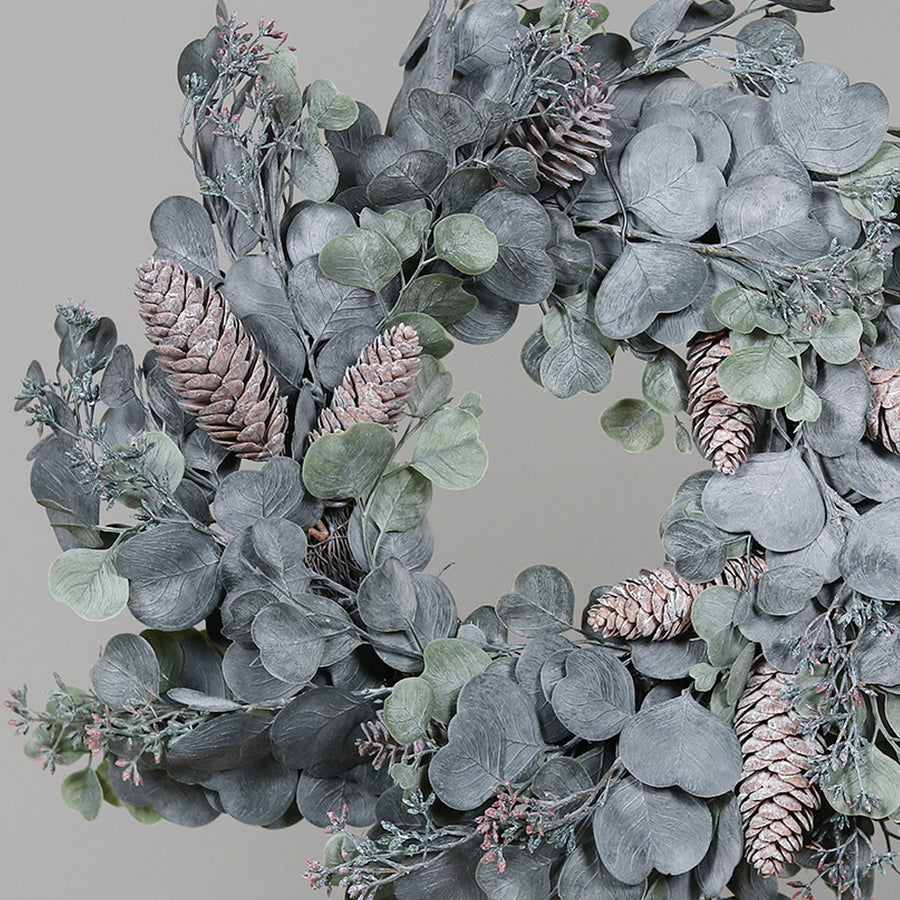 Élethű mű eukaliptusz koszorú különböző levélméretekkel és natúr tobozokkal, deres felülettel.