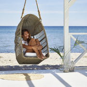 Antikszürke színű, műrattan kerti függőfotel.