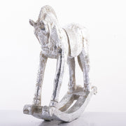 Antikolt felületű, ezüst színű karácsonyi hintaló figura.