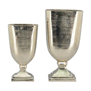 Alumíniumból készült, ezüstszínű váza.