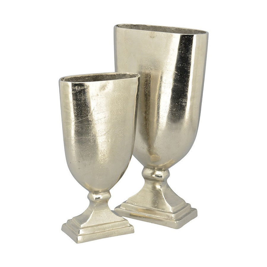 Alumíniumból készült, ezüstszínű váza.