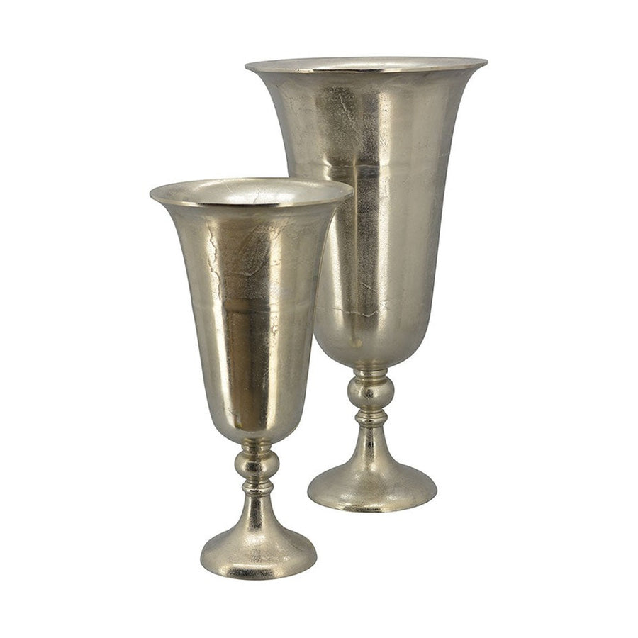 Alumíniumból készült, ezüstszínű váza.