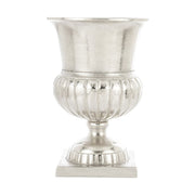 alumíniumból készült, ezüstszínű váza