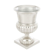 alumíniumból készült, ezüstszínű váza