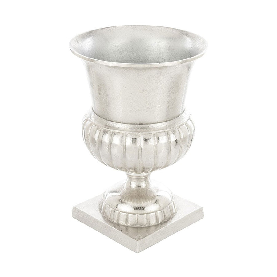 alumíniumból készült, ezüstszínű váza