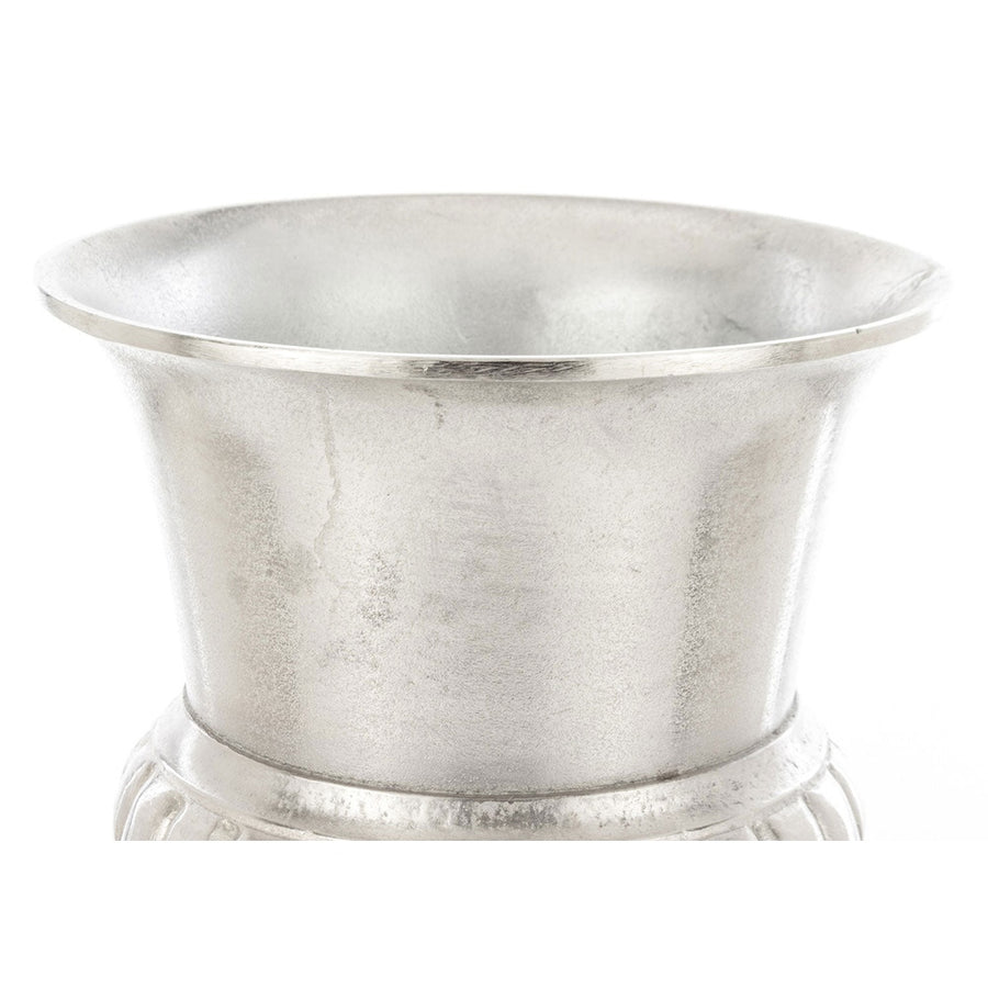 alumíniumból készült, ezüstszínű váza