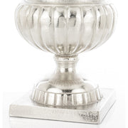 alumíniumból készült, ezüstszínű váza