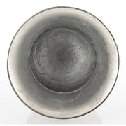 alumíniumból készült, ezüstszínű váza