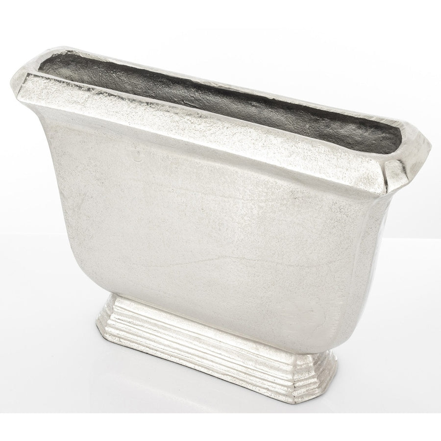 Alumíniumból készült, ezüstszínű váza,