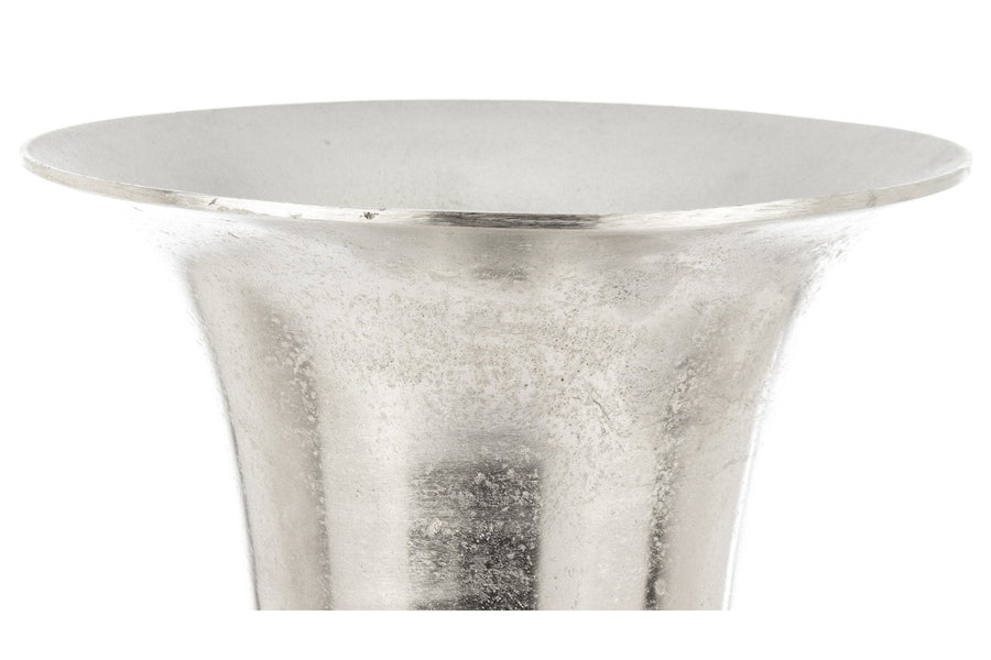 Alumíniumból készült, ezüstszínű váza.