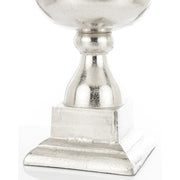 Alumíniumból készült, ezüstszínű váza.