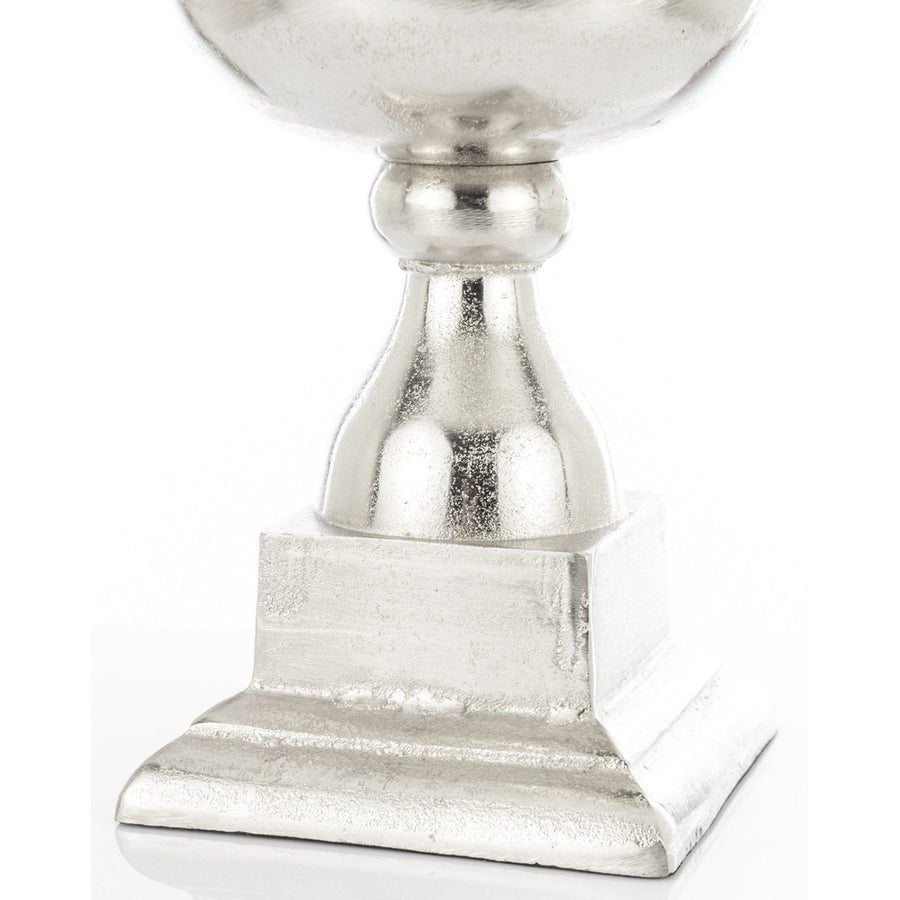 Alumíniumból készült, ezüstszínű váza.