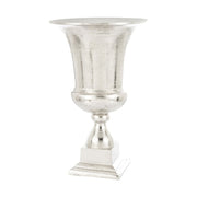 Alumíniumból készült, ezüstszínű váza.