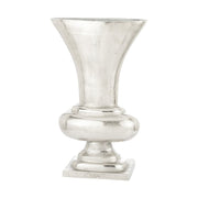 Alumíniumból készült, ezüstszínű váza.