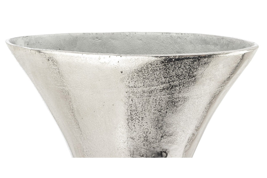 Alumíniumból készült, ezüstszínű váza.