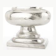 Alumíniumból készült, ezüstszínű váza.