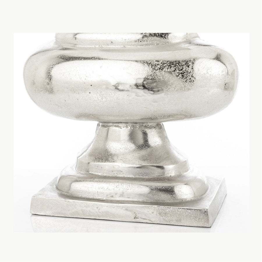 Alumíniumból készült, ezüstszínű váza.