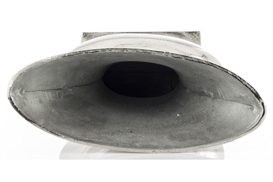 Alumíniumból készült, ezüstszínű váza.