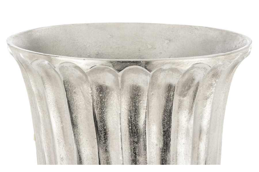 Alumíniumból készült, ezüstszínű váza.