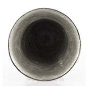 Alumíniumból készült, ezüstszínű váza.