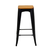 Fekete színű, fémből készült, fa üléses bárszék.