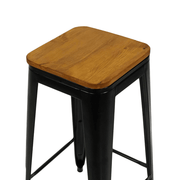 Fekete színű, fémből készült, fa üléses bárszék.